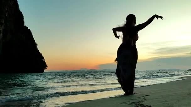 Young Woman Dancing Light Beach Woman Dancing While Sun Goes — Wideo stockowe