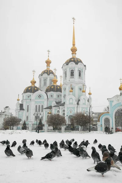 Planda Bir Güvercin Sürüsü Kar Yağarken Ortodoks Kilisesi Nin Arkasında — Stok fotoğraf