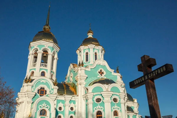 Iglesia Ortodoxa Azul Contra Cielo Azul Concepto Religión Viajes Arquitectura —  Fotos de Stock