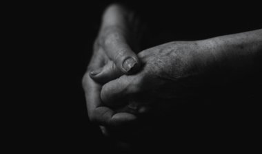 Büyükbabanın yorgun elleri. İş, iş, aile.