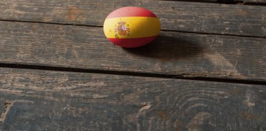 Tahta bir tahtanın üzerinde boyanmış bir yumurta üzerinde İspanya bayrağı. İspanya 'da Paskalya. Boyalı yumurtalar. Paskalya