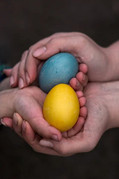 Живописні Яйця Великдень Руках Матері Дитини Символізує Дверда Україні Жовтий Стокове Фото