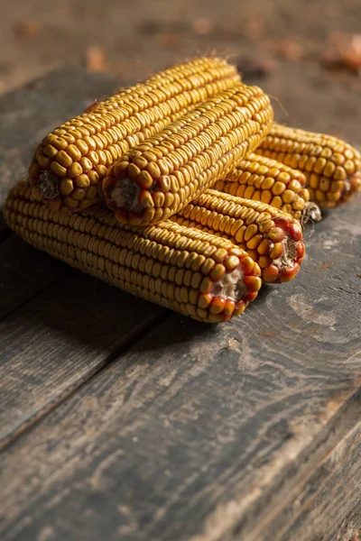 Сушеная Кукуруза Деревянном Столе Кучу Кукурузы Еда Почти Желтая Кукуруза — стоковое фото