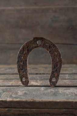 Ahşap arka planda eski paslı at nalı