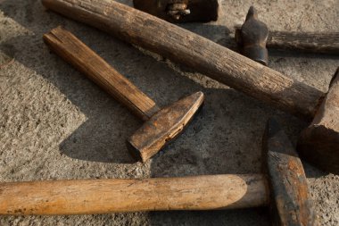 Beton kaldırımda farklı boyutlarda çekiç seti.