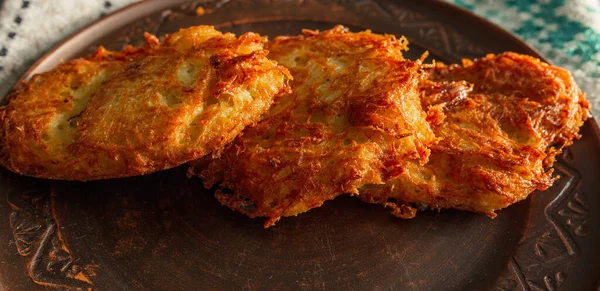 Fried Potato Pancakes Clay Brown Plate Food Potato Pancakes Dish — Foto Stock