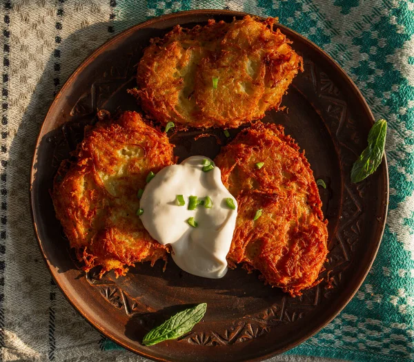 Fried Potato Pancakes Clay Brown Plate Sour Cream Green Onions — Foto Stock