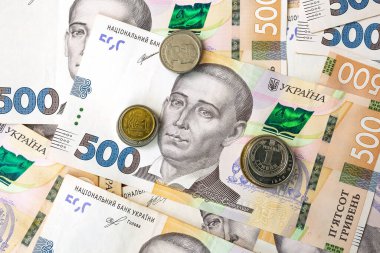 Ukrayna 500 Hryvnia 'sı. Arkaplan dokusu arka planında banknot değerleri.