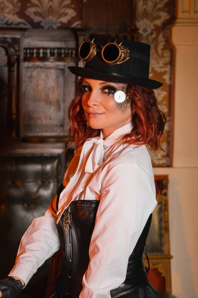 Beyaz gömlekli, deri korseli, yuvarlak gözlüklü Steampunk kızı.