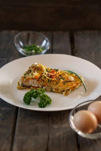 Piece Pie Made Fish Eggs Onions Carrots White Plate Wooden — Foto Stock