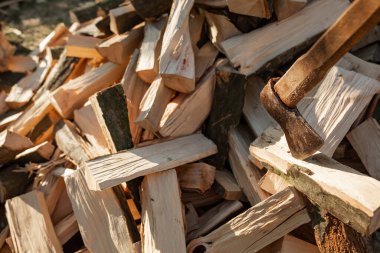 Güvertede bir balta beliriyor. Soba için odun yığını yığını. Tarım