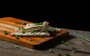 Bir tabak süzme peynir maydanozlu ve ızgarada kızartılmış pita ekmeğinde soğan.