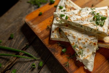 Bir tabak süzme peynir maydanozlu ve ızgarada kızartılmış pita ekmeğinde soğan.