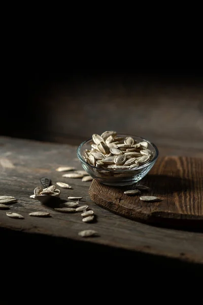 Семена Тыквы Прозрачной Тарелке Деревянном Фоне — стоковое фото