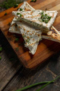 Bir tabak süzme peynir maydanozlu ve ızgarada kızartılmış pita ekmeğinde soğan.