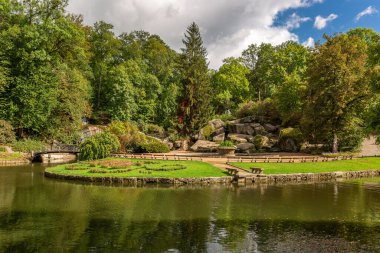Bir park. Güzel yaz doğası. Sofiyivka Uman