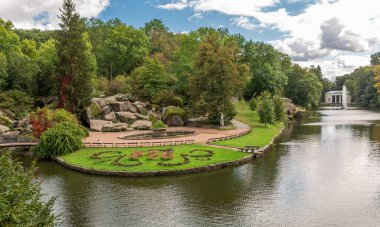 Bir park. Güzel yaz doğası. Sofiyivka Uman