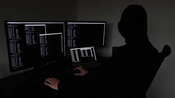 Hacker a sötétben dolgozik több eszköz — Stock Fotó