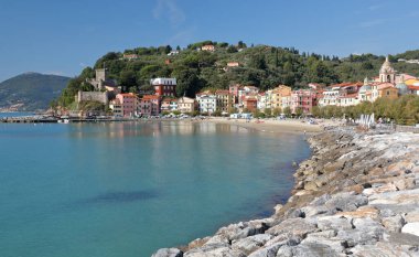 San Terenzo, La Spezia, İtalya: Güneşli bir günde eski bir balıkçı köyüyle Şairler Körfezi manzarası