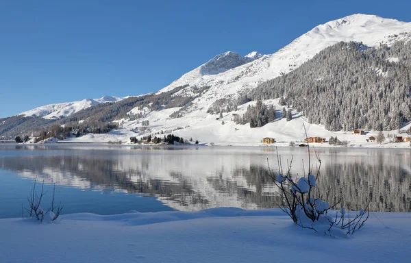 青い空と雲と寒い晴れた日に透明な山の湖に反映して雪に覆われた山の頂上には アルプスの美しい白い冬不思議の国の風景のパノラマ ビュー — ストック写真
