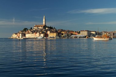 Güney limanından Rovinj kasabasının panoramik manzarası. Istria Yarımadası, Hırvatistan