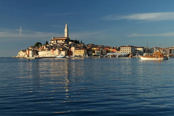 Güney limanından Rovinj kasabasının panoramik manzarası. Istria Yarımadası, Hırvatistan