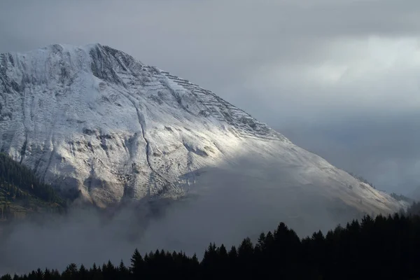 Belo Topo Montanha Nos Alpes Com Primeira Neve Ano — Fotografia de Stock