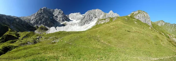 Panorama Horské Krajiny Modrou Oblohou Pozadí Trávou Popředí Rakouska — Stock fotografie