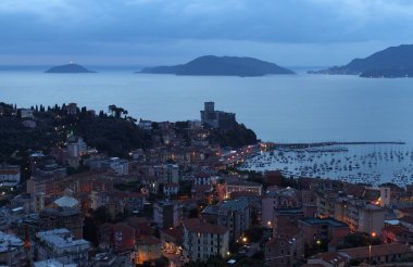 Poeti 'nin golfünde Lerici ve Portovenere ile Liguria, İtalya' da gece deniz manzarası.