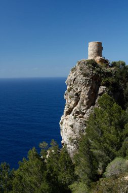 Akdeniz ufkuna bakan Banyalbufar yakınlarındaki kuzeybatı Mallorca 'nın dik sahil kıyısındaki eski gözcü kulesi Torre des Verger.