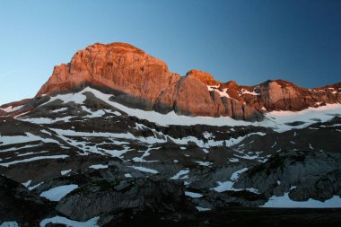 Sabahın erken saatlerinde Alpenglow ile birlikte dağ. İsviçre 'deki Alp Dağları