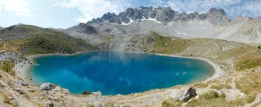 Sainte Anne Gölü, Queyras Bölgesel Doğal Parkı, Güney Alpleri, Fransa 'nın Ceillac köyünün üzerinde yer almaktadır.