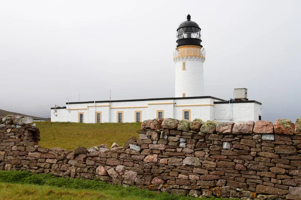 Cape Wrath, İskoçya: İngiliz anakarasının en kuzeybatı noktası olan Cape Wrath 'daki deniz feneri ve ilgili binalar