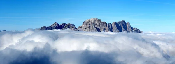 Montagna Mangart Tra Nuvole Alpi Giulie Slovenia Mattina Nebbie Nebbia — Foto Stock