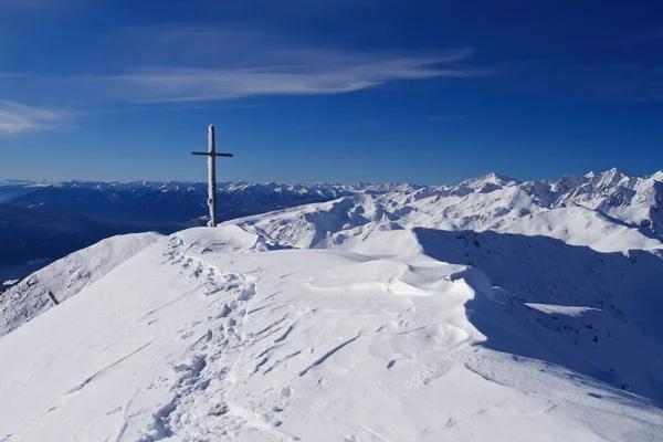 雪の中の山頂の十字架を持つ山自然公園内の風景南チロル アルプス イタリア — ストック写真