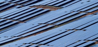 Portekiz 'in Madeira Adası' ndaki bir tepede birçok güneş paneli var.