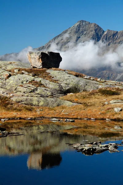 Horské Vrcholy Velký Kámen Blízkosti Krásného Horského Jezera Italských Alpách — Stock fotografie