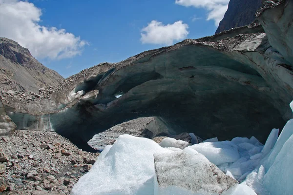 フランスのアルプスの素晴らしい氷河チューブ フランス — ストック写真