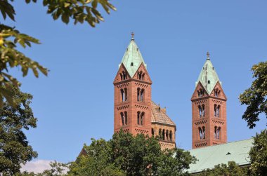 Assumption İmparatorluk Katedrali Bazilikası 'nın dikey resmi ve Speyer' deki Aziz Stephen, Almanya 'nın Speyer Katedrali olarak da bilinir.