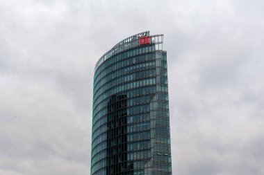 Berlin, Almanya. 1 Kasım 2021. Bahntower 'ın tepesinde, Potsdamer Platz' da DB logosu olan gökdelen.