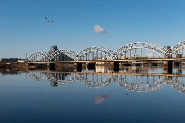 Železniční Most Přes Řeku Daugavu Lotyšské Rize Slunečného Jarního Dne — Stock fotografie