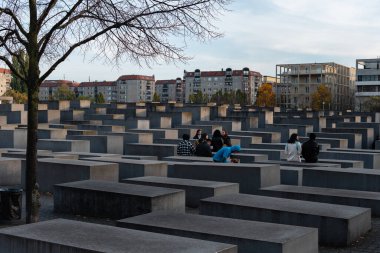 Berlin, Almanya. 30 Ekim 2021. Berlin, Almanya 'da sonbaharda gün batımından önce öldürülen Avrupa Yahudileri Anıtı' nda (Soykırım Anıtı) bir grup insan