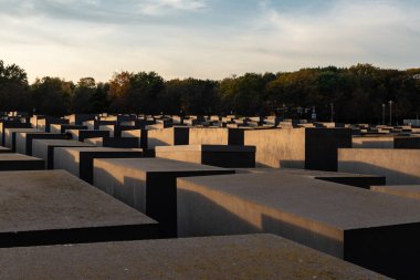 Berlin, Almanya. 30 Ekim 2021. Sonbaharda Berlin, Almanya 'da öldürülen Avrupa Yahudileri Anıtı' nda (Soykırım Anıtı) güneş batıyor.