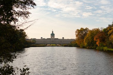 Berlin, Almanya. 31 Ekim 2021. Güneşli bir günde, gölden Charlottenburg Sarayı 'na sonbahar renkleriyle bakın..