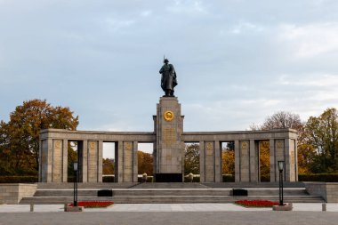 Berlin, Almanya. 1 Kasım 2021. Sovyet Savaş Anıtı Tiergarten Berlin, Almanya 'da sonbaharda bulutlu bir günde.
