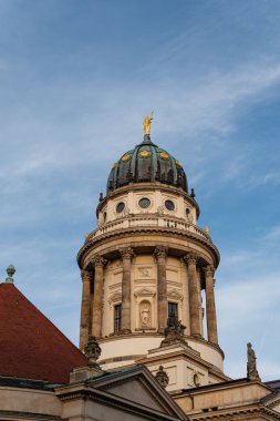 Berlin 'deki Fransız Katedrali Kulesi, mavi gökyüzüne karşı.