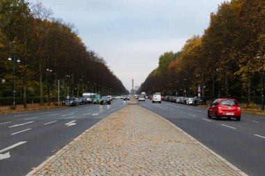 Berlin, Almanya. 1 Kasım 2021. Berlin, Almanya 'da Yoldaki Arabalar (Bundesstrasse). Ufuktaki zafer sütunu bulutlu sonbahar havasında.