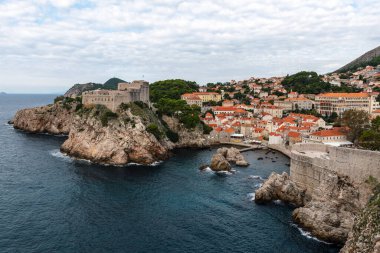 Güneşli bir günde Hırvatistan 'ın başkenti Dubrovnik' teki Lovrijenac, nam-ı diğer St. Lawrence Kalesi ve Şehir Merkezi 'ne bakın.
