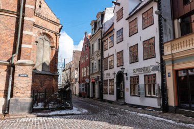 Riga, Letonya. 30 Mart 2022 Riga Eski Kasabası 'nda çitlere yaslanmış bir sokak köşesi.