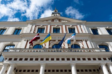Riga, Letonya. 30 Mart 2022. Ukrayna, Letonya ve Avrupa Birliği bayrakları Şehir Konseyi Rigas Kubbesi 'nde dalgalanıyor.